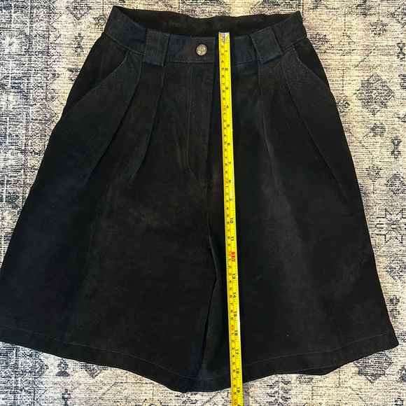 VINTAGE | 80’s GLOBAL IDENTITY | HIGH-WAISTED | LEATHER SHORTS | BLACK | SMALL - Picture 9 of 11